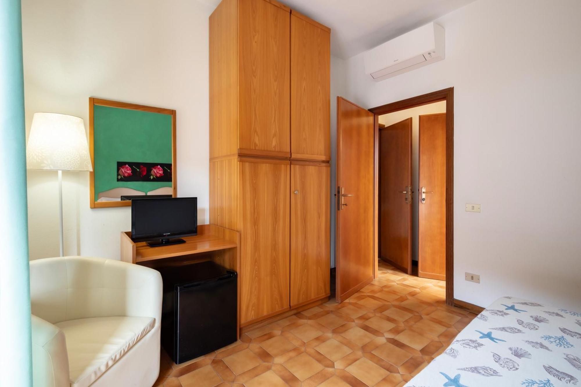 Hotel Parco Dei Pini - 100Mt Dal Mare Follonica Eksteriør bilde